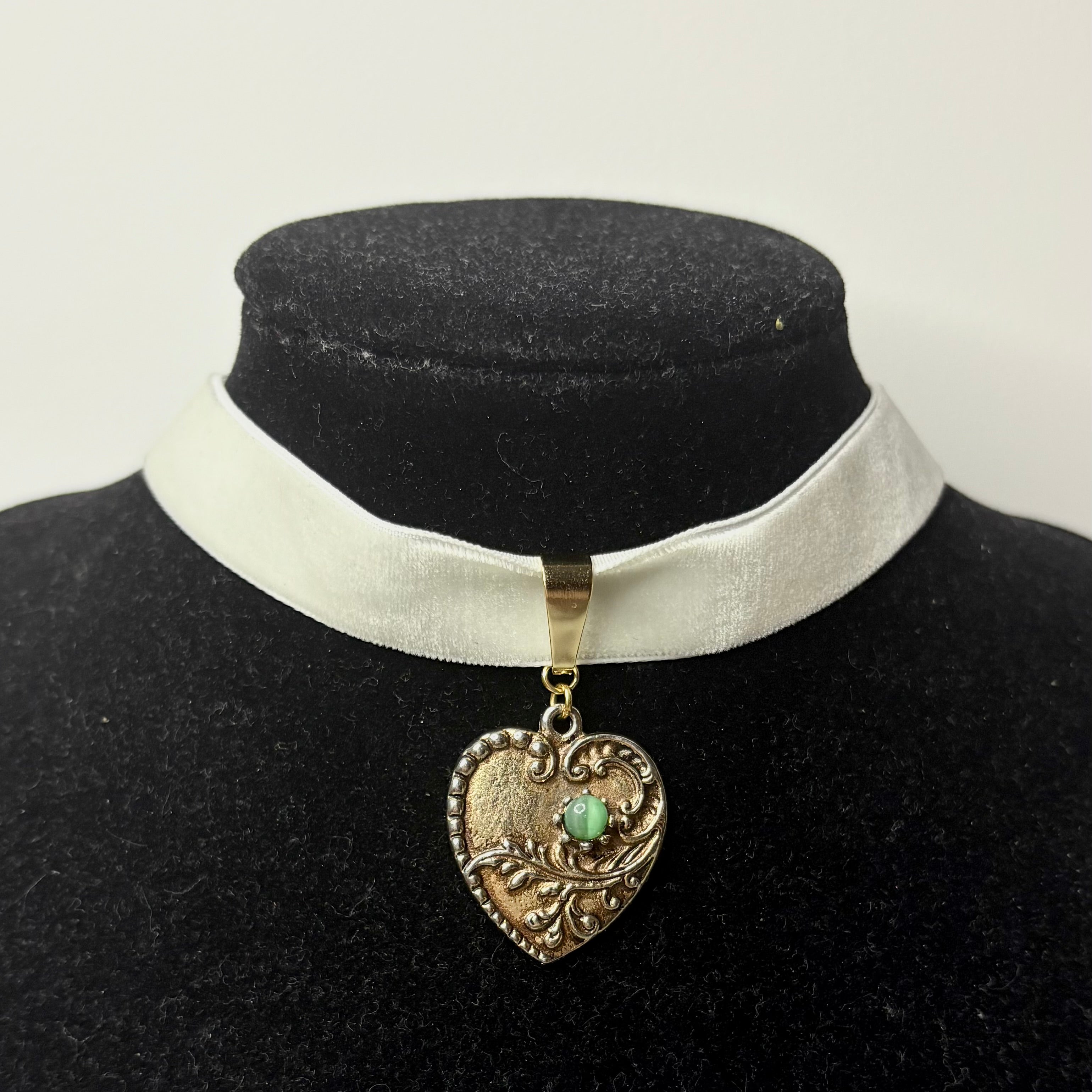 joan choker necklace